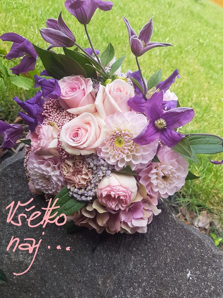 Kytica z ruží, dálií a plamienka