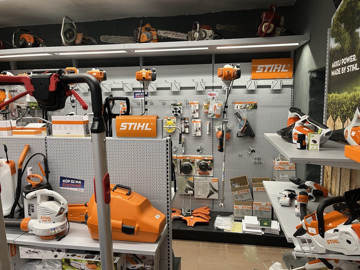 Interiér predajne STIHL – náradie a príslušenstvo