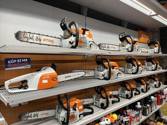 Motorové píly STIHL na stene