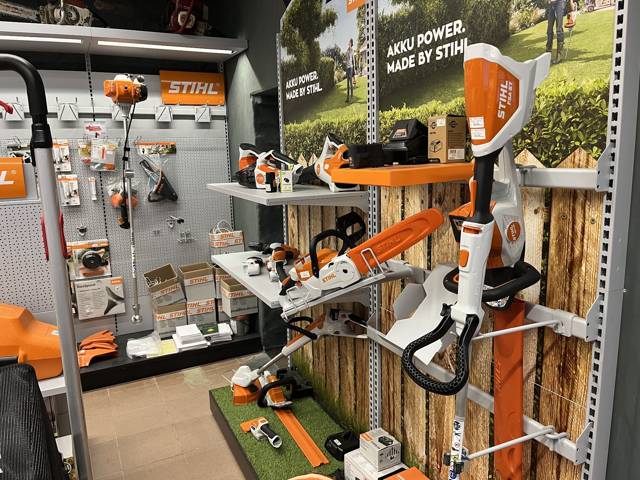 Akumulátorové náradie STIHL na stene predajne